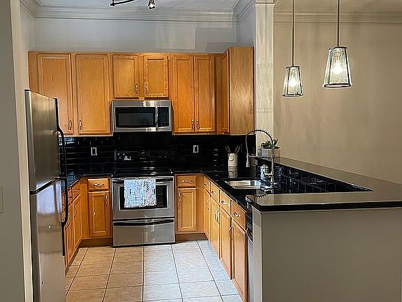 Open kitchen. SS apliances