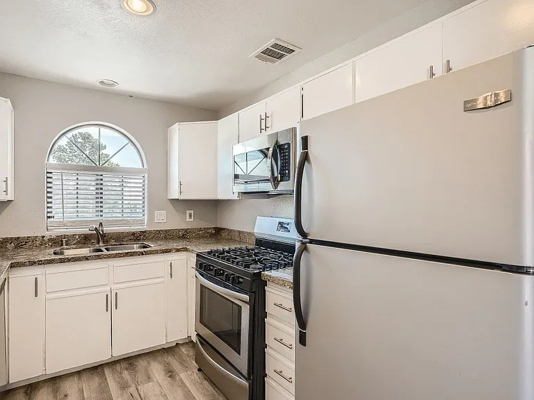 1411 Santa Margarita St #H — Photo 13