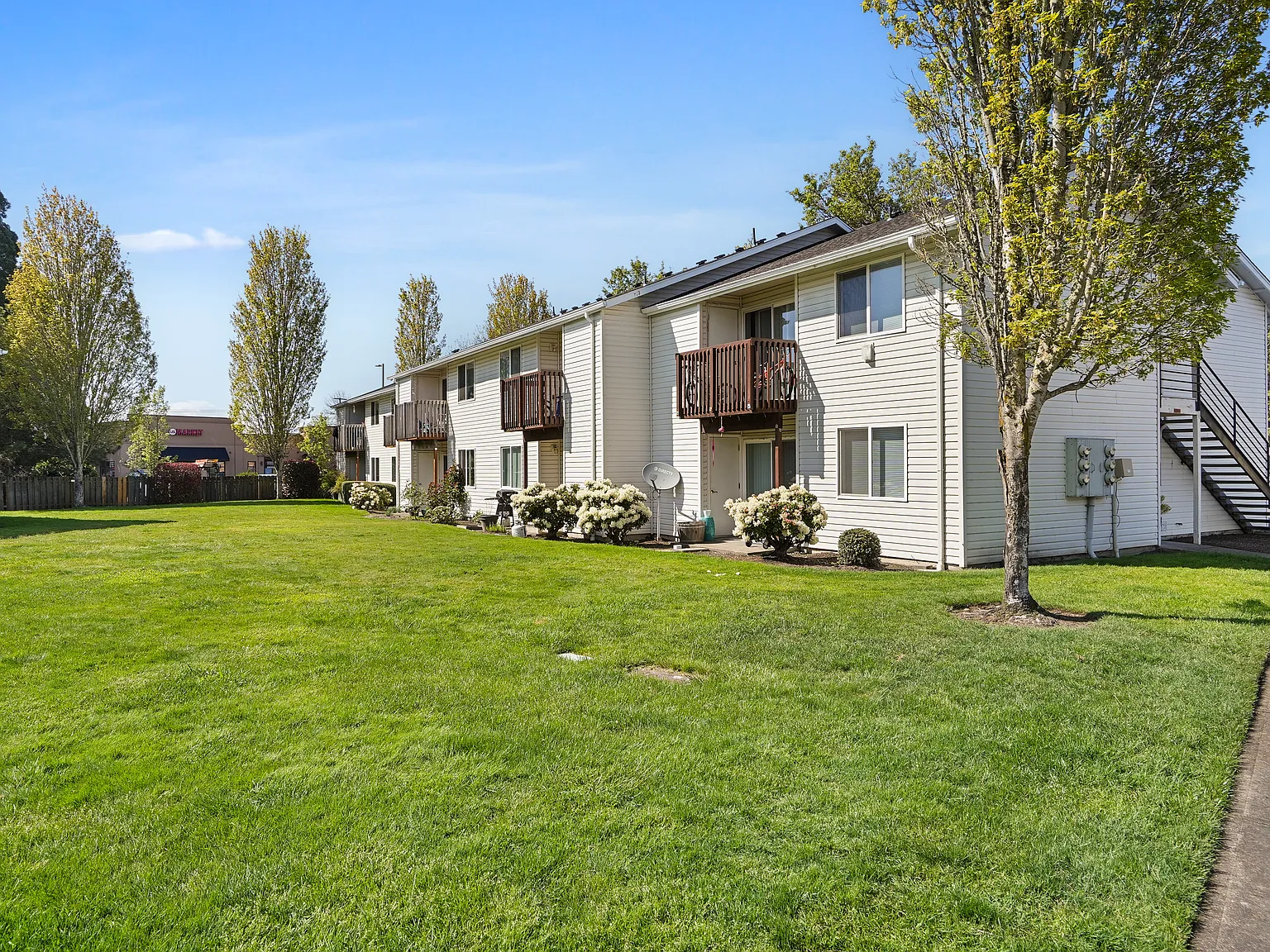 Redwood Square Apartments — Photo 2