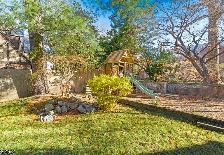 107 Clinton Ave — Photo 9