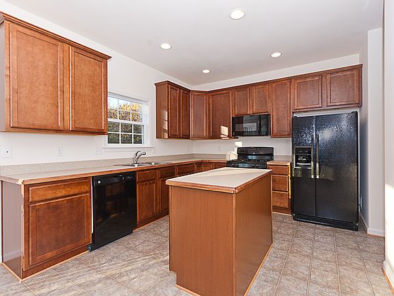 2nd image of 820 Lakeland Ct