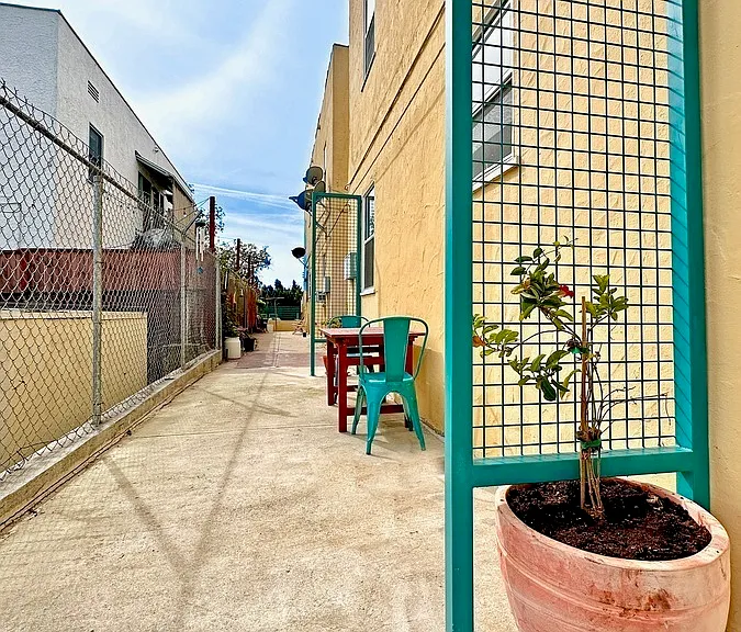 124 N Park View St — Photo 31