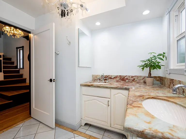 Alameda Way — Photo 15