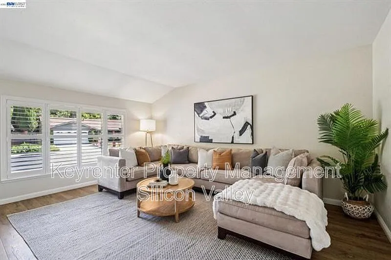 4 bed, 2.0 bath, 2215 sqft, $5,095 — Photo 4