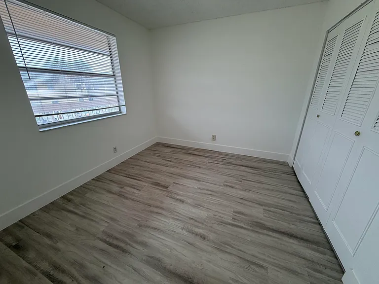 918 Twin Lakes Dr #8-M — Photo 17