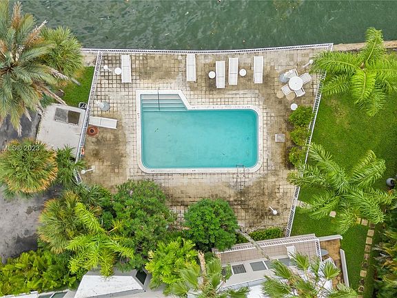 3rd image of 6011 N Bayshore Dr APT 5