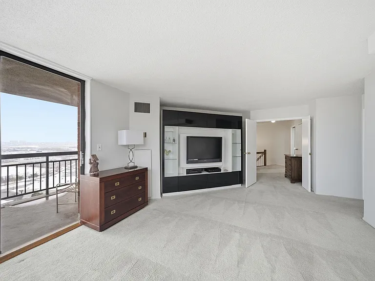 2103 Harmon Cove Tower #2103 — Photo 37