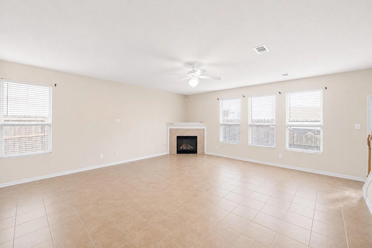 4 bed, 2.5 bath, 2384 sqft, $2,300 — Photo 4