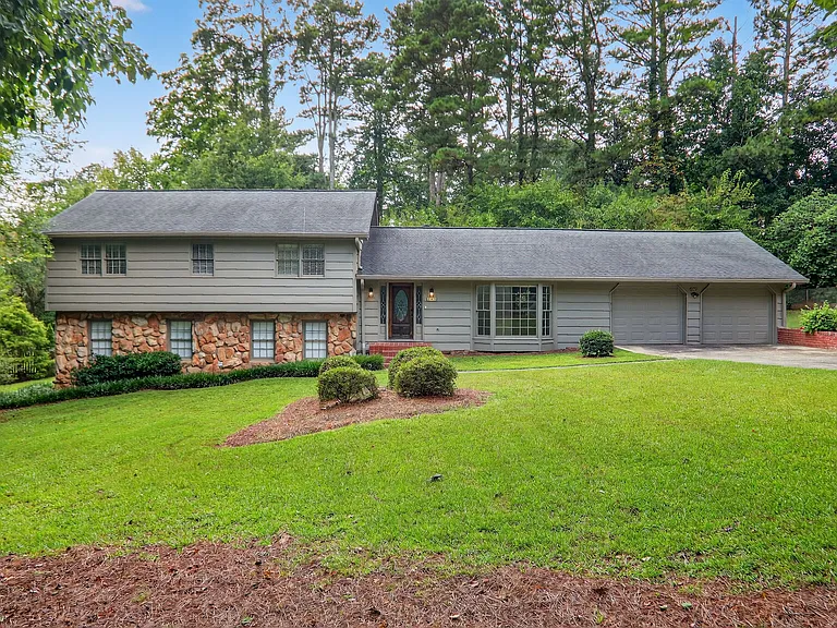 447 Cove Dr NE — Photo 1
