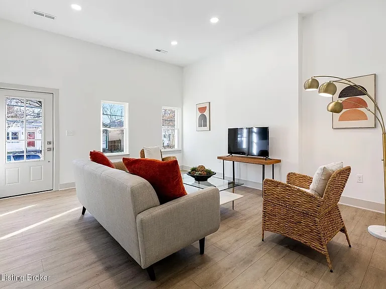 1233 Payne St — Photo 3