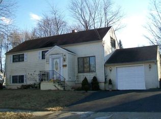 92 Morgan Ln, Hamden, CT 06514