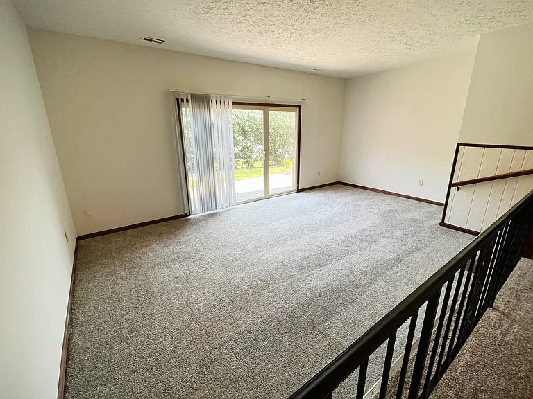 Crestbrook Apartments & Townhomes — Photo 44