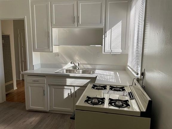 4th image of 532 Rosemary Ln