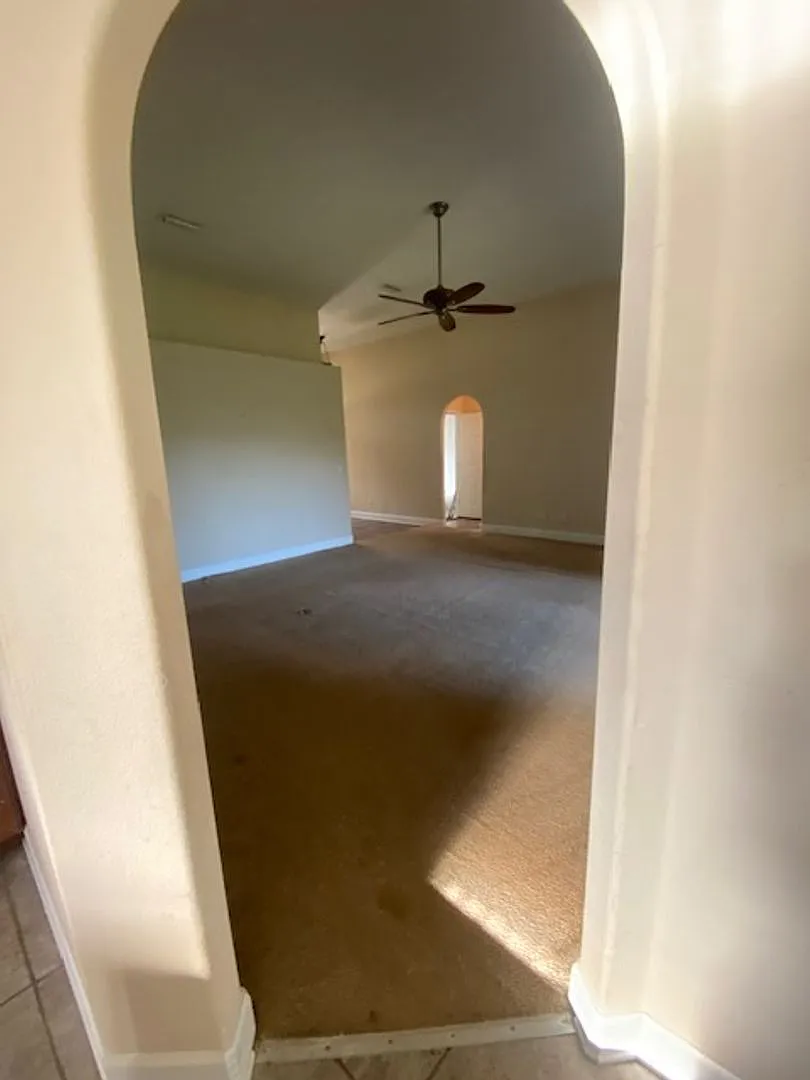 Like-New 4/2/2 with Screened-In Porch & New Carpet! — Photo 3
