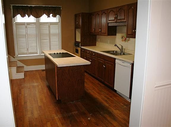 4th image of 207 Oak St