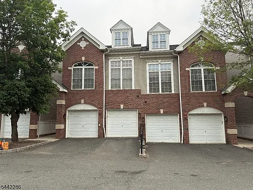 106 Donato Cres Photo 1