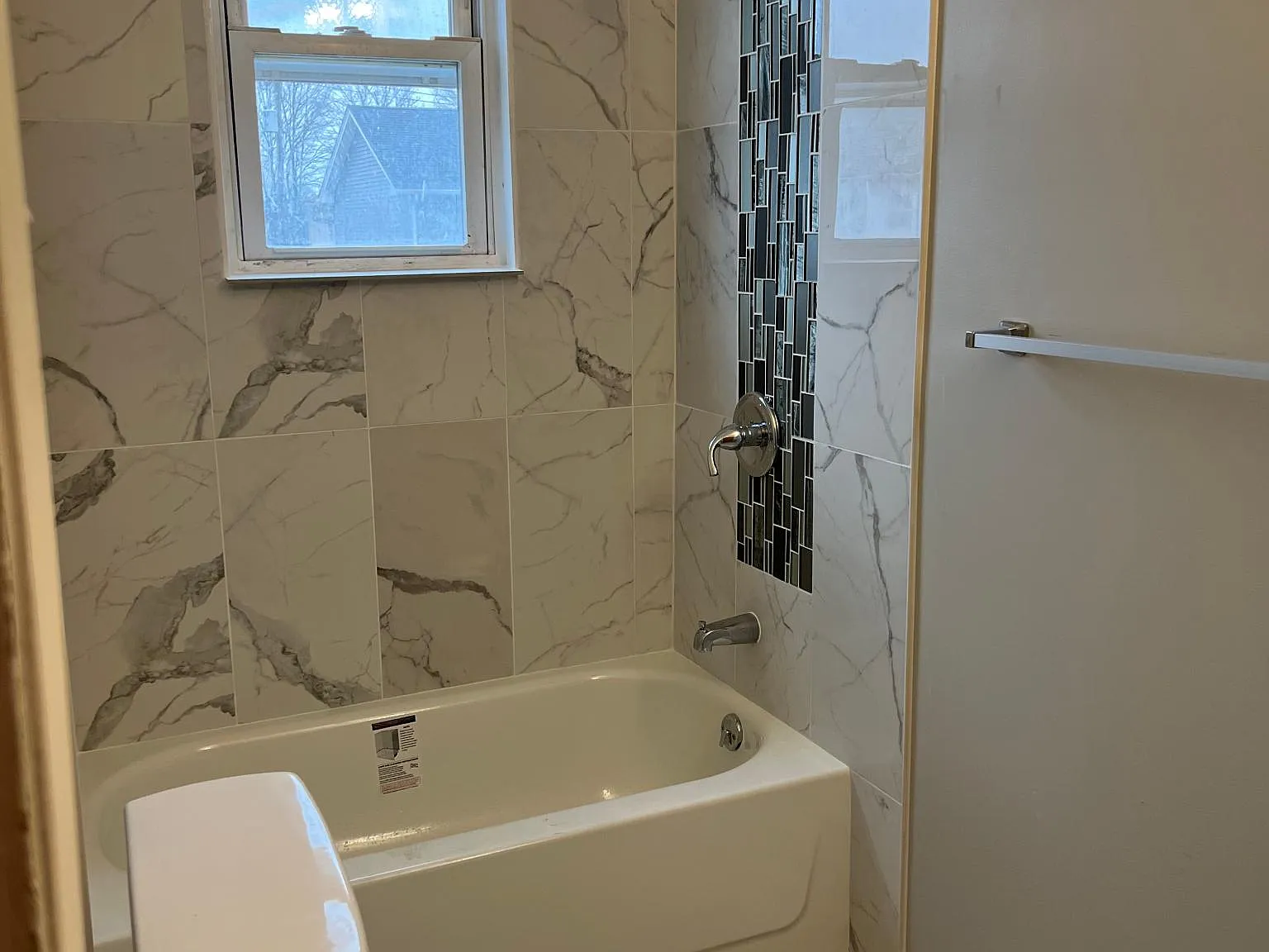 3 bed, 1354 sqft, $2,200 — Photo 2