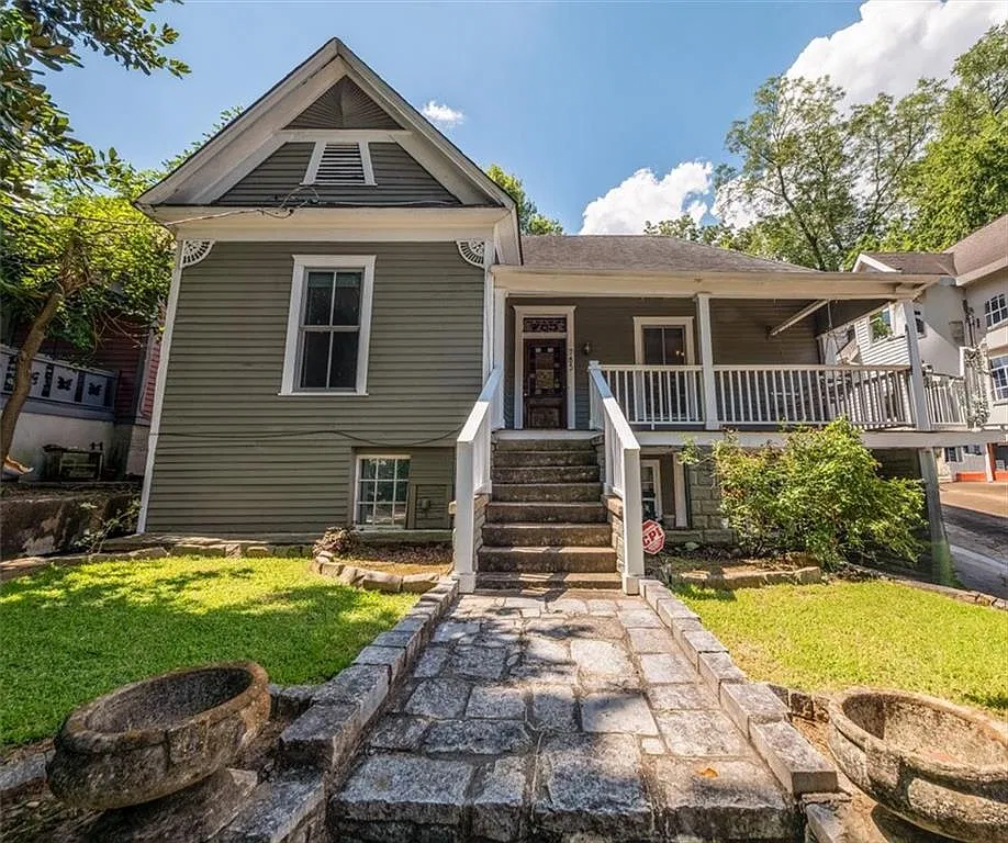 4 bed, 2.0 bath, 2722 sqft, $2,250 — Photo 1