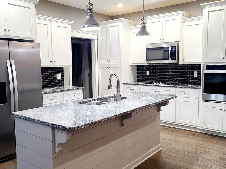 620 Montrose Dr — Photo 3