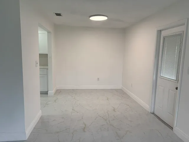5929 Pierce St — Photo 2