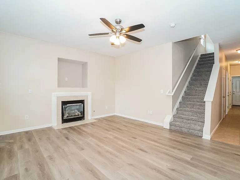 807 Summerville Dr — Photo 6