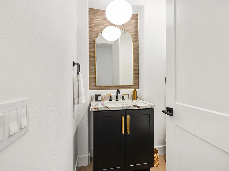 80176 Riviera — Photo 11