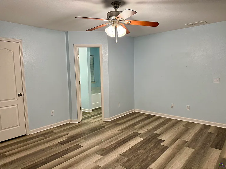 423 Haddenham Ct — Photo 13