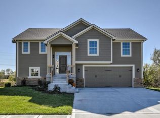 913 W 7th Ave, Kearney, MO 64060