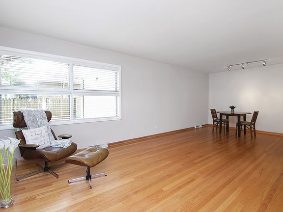 2nd image of 1943 Thornwood Ln