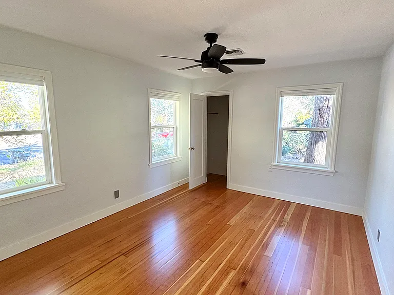 545 NE Irving Ave — Photo 11
