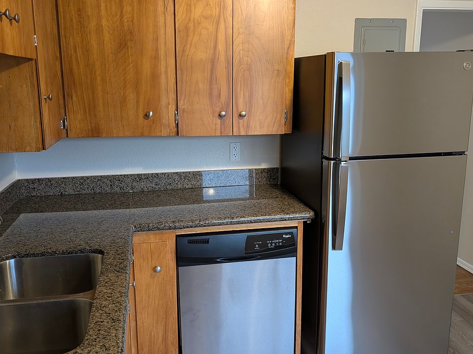 Granite countertop, stainless steel appliances