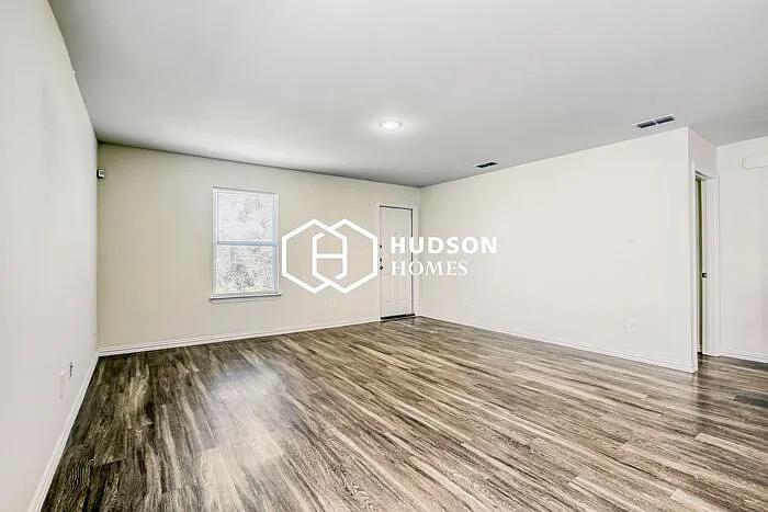 467 Bobbie St — Photo 3