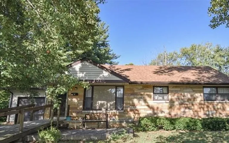 411 N Hillsdale Dr — Photo 1