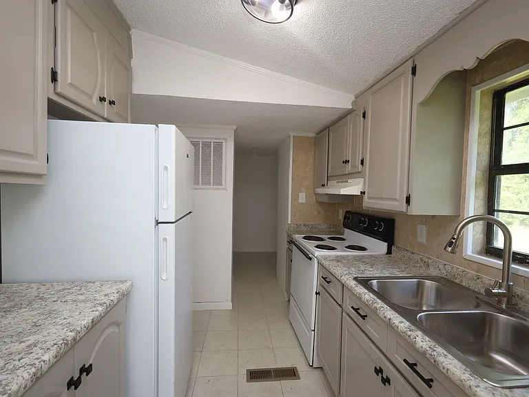 808 Penny Pl — Photo 4