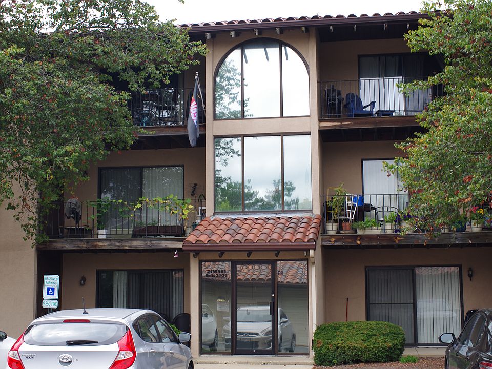 1st image of 21W581 North Ave APT 36