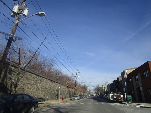 4th image of 93 Ferry St
