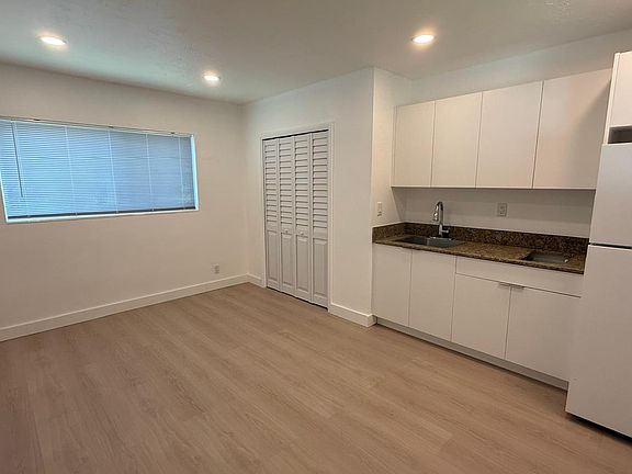 3rd image of 1927 Roosevelt St APT 8A