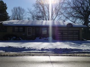838 County Road B2 W, Roseville, MN 55113