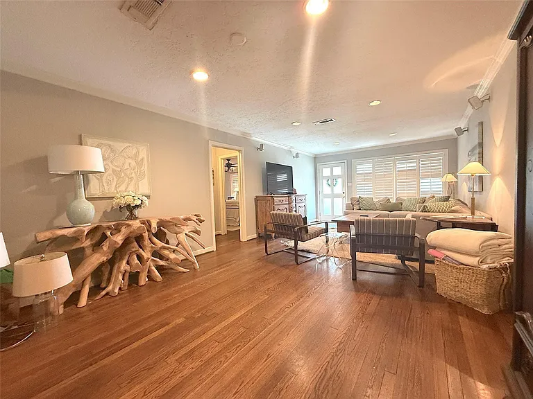 1434 Glourie Dr — Photo 3