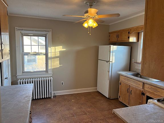 3rd image of 82 Putnam Ave