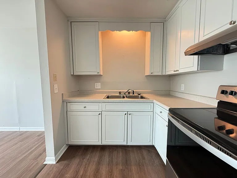 Executive House Apartments — Photo 41