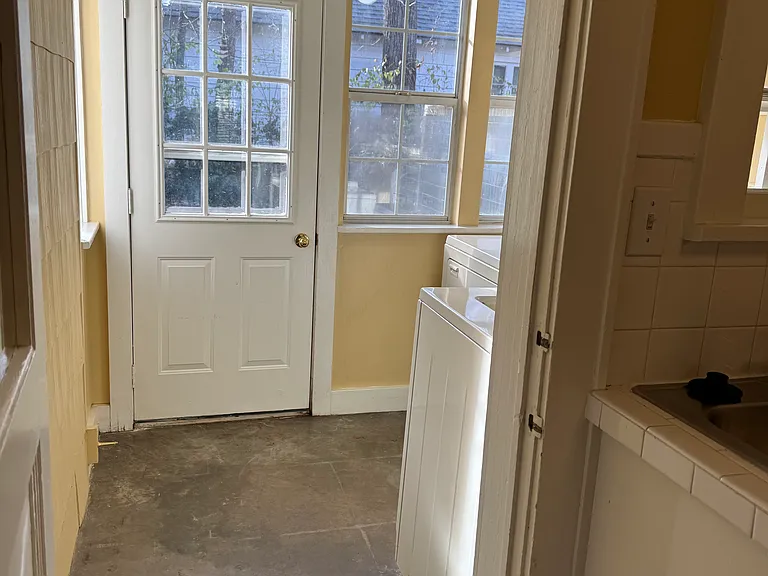 427 E Johnson St — Photo 12