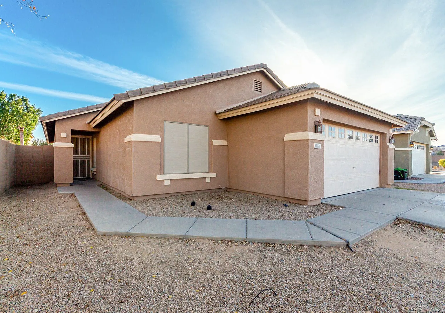 4 bedroom home in Surprise!! — Photo 2