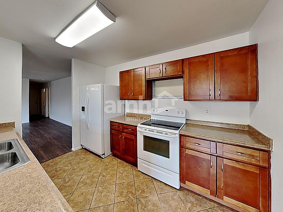 3rd image of 1005 E Desert Rose Trl
