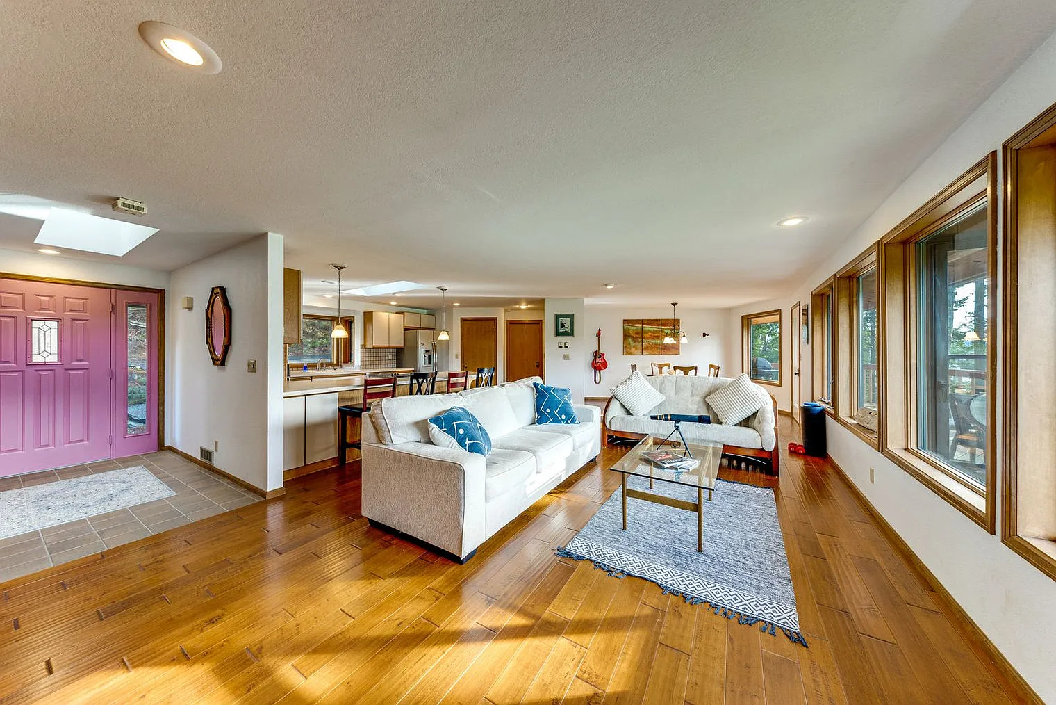 2 bed, 2.0 bath, 1991 sqft, $4,120 — Photo 2