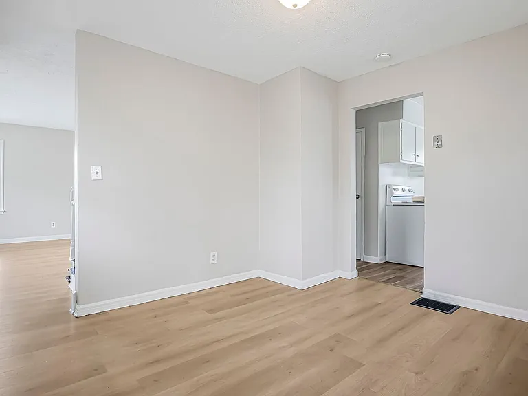 1590 Vendome Dr S — Photo 17