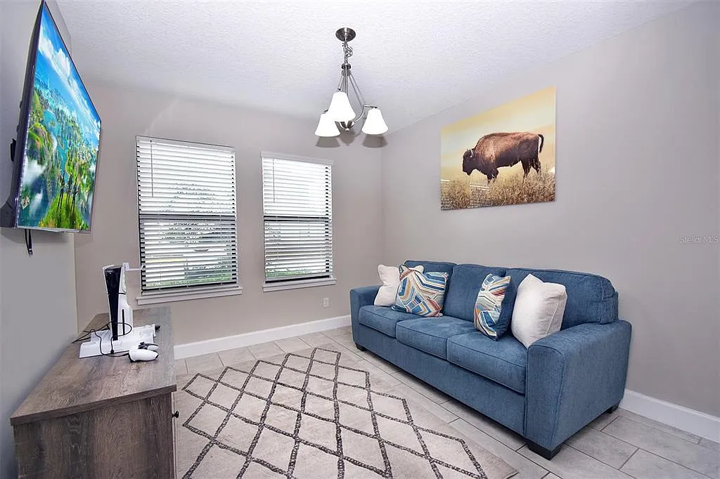 3 bed, 2.5 bath, 1591 sqft, $2,400 — Photo 2
