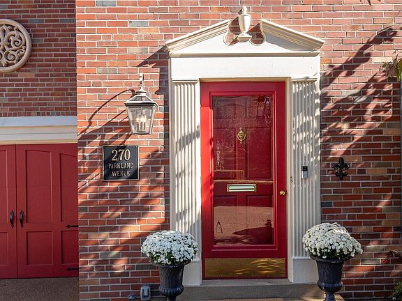 4th image of 270 Parkland Ave