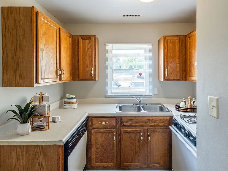 River Pointe Townhomes — Photo 5
