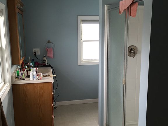 Upstairs full bath